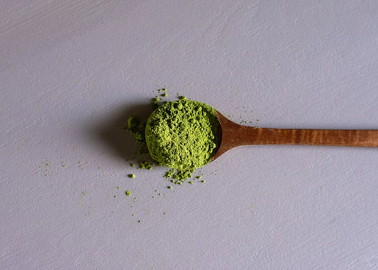 Cuillière en bois avec du matcha