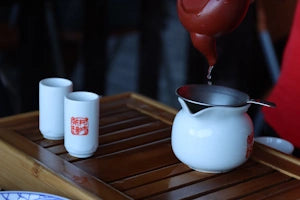 Théière blanche japonaise avec deux petites tasses blanches