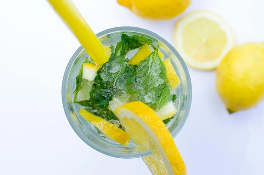 Thé à la menthe glacé dans un verre transparent avec une rondelle de citron