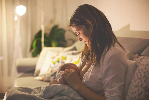 Femme donnant le sein à son bébé