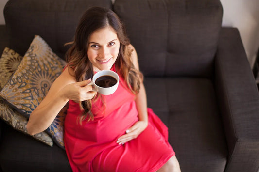 Femme enceinte buvant une tisane