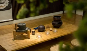 Préparation du matériel pour la cérémonie du thé japonaise