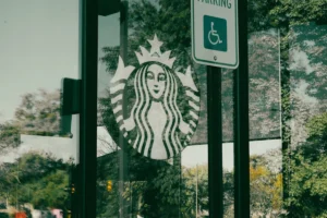 Vitrine d'un magasin Starbucks au Japon.